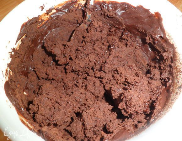 В микроволновке топим шоколад и соединяем с водой, размешиваем до однородной массы. Оставляем остывать. Когда масса станет послушной к лепке, начинаем с ней работать