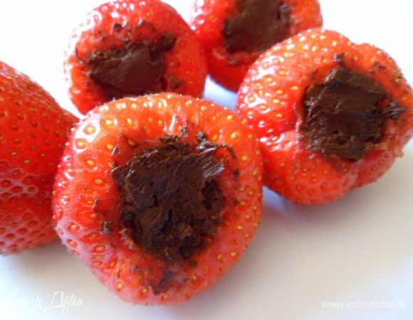 Клубнику начиняем шоколадом.