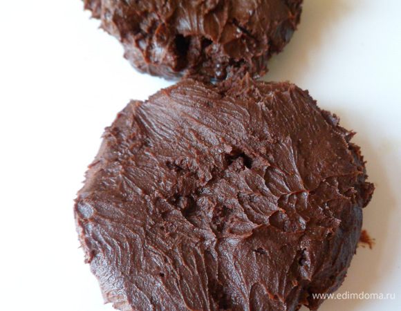 Затем из шоколадной массы делаем лепешки.