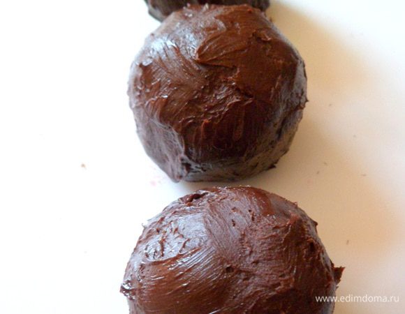 Заворачиваем в нее клубнику.