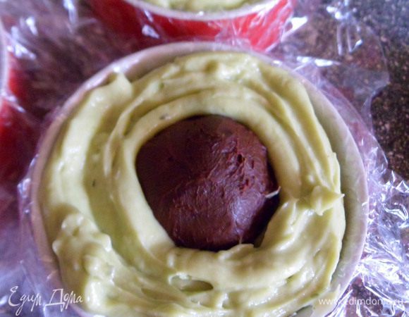 Застывшее авокадовое желе взбить еще раз блендером. Формы застелить пищевой пленкой, в центр помещаем клубнику в шоколаде и заполняем авокадовым муссом. Отправляем в холод часа на 2.