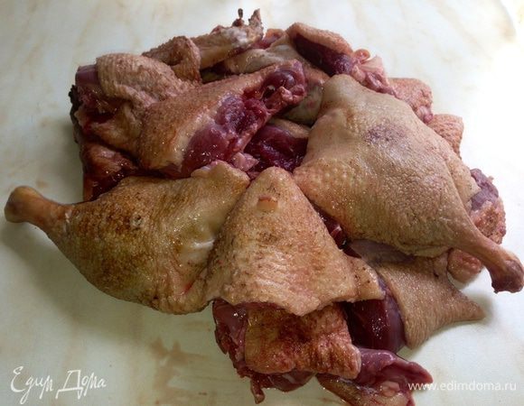Выпотрошенную утку разрезать на порционные куски...