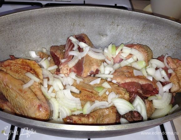 На дно гусятницы или казана налить 2-3 ст.л растительного масла. Выложить утку и нарезанный лук. Посолить и поперчить по вкусу. Накрыть крышкой и поставить тушиться в собственном соку минут на 30-40...