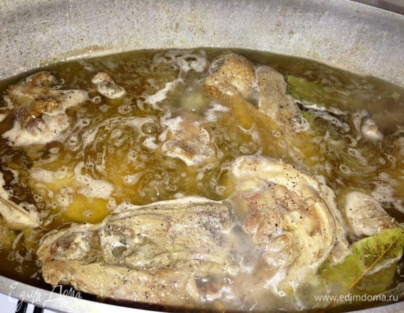 По истечение времени, добавить к утке 1-1,5 л кипятка. Нужно чтобы вода покрывала утку примерно на 2-3 см. Если нужно досолить. Накрыть крышкой и поставить тушиться на среднем огне на 1 час...