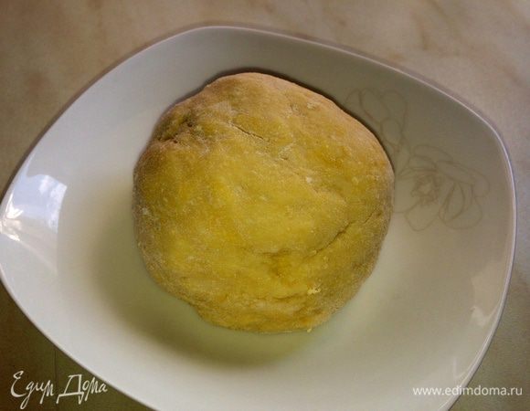 Пока тушиться утка, из муки, яйца, воды и соли приготовить тесто. Тесто должно получиться как для пельменей...