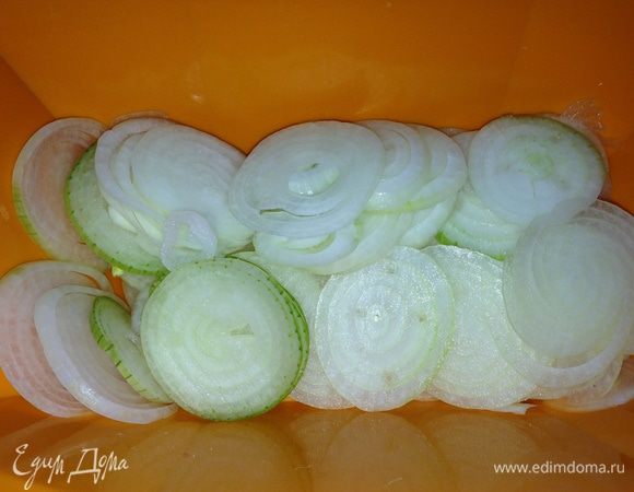 Лук нарезать тонкими кольцами...