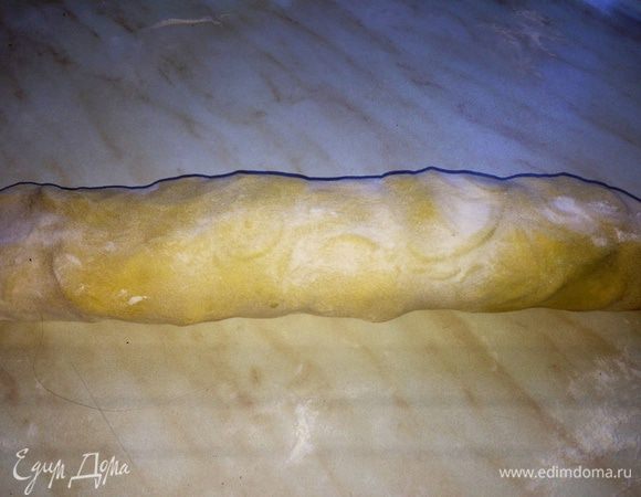 Аккуратно завернуть штрудель...