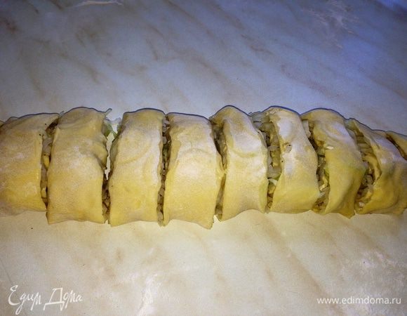 Аккуратно нарезать штрудель кусочками, примерно 3 см шириной...