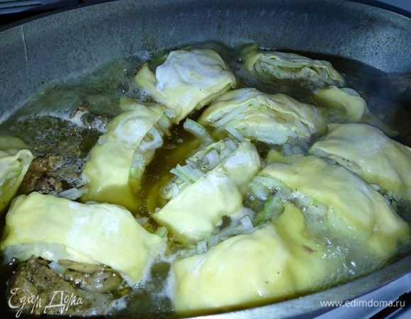 По истечении времени тушения утки, открыть крышку и выложить луковые штрудли сверху. Тушить утку со штрудлями с открытой крышкой на достаточно большом огне (чтобы жидкость кипела) до выкипания всей жидкости...