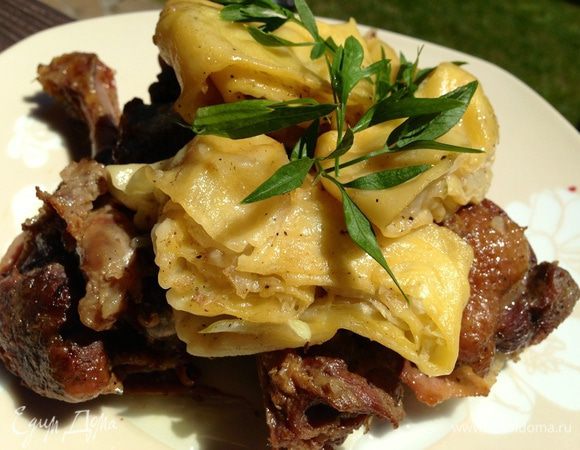 На тарелку выложить кусочки утки, сверху положить штрудли,  посыпать вашей любимой зеленью. Приятного аппетита!