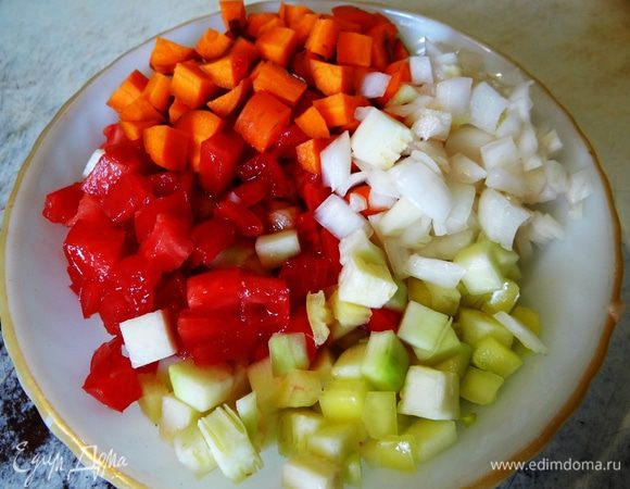 Все овощи нужно порезать.  Советую делать это не слишком мелко. 