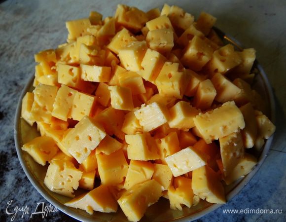 Сыр также порезать, только немного крупнее овощей. 
