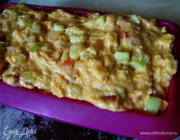 В форму для кекса (смазать, если нужно; у меня силиконовая) выложить тесто.  Кекс можно оставить для расстройки (около часа), но аппетит не терпит. Я поставила на 60 минут при 180 *С выпекать. 