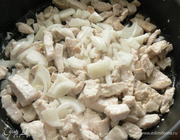Нарезать кубиками мясо. Потушить мясо и измельченный лук до прозрачности,
