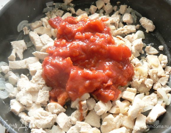 добавить помидоры и тушить, пока почти вся влага не выпарится.
