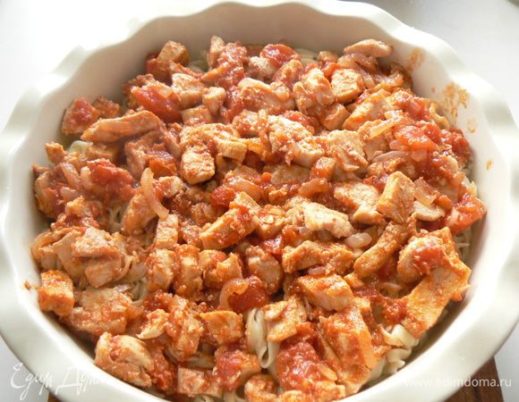  затем тушеную курицу с помидорами..