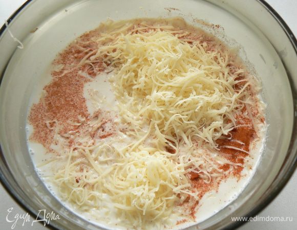 Смешать сливки, порошок паприки, соль, тертый сыр и выдавленный чеснок,яйца. 