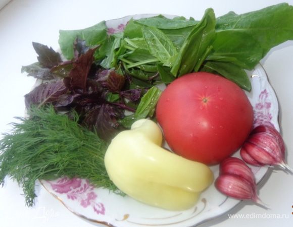 Тщательно промыть всю зелень и овощи, помидоры и болгарский перец порезать на кусочки. Чеснок почистить.