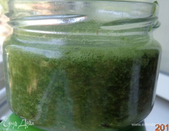 Перемолоть зелень, чеснок и овощи в блендере, подливая понемногу томатный сок, чтобы все хорошо измельчилось.