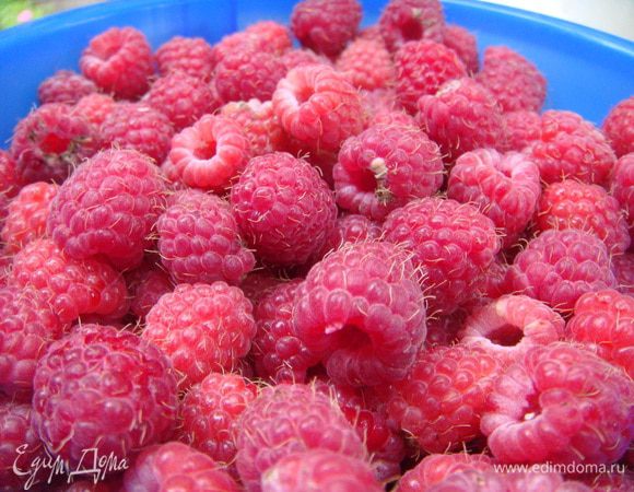 Заварите черный чай привычным способом. 