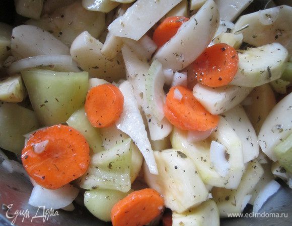 Картофель чистим и разрезаем на несколько частей. Морковь нарезаем кольцами. Лук полукольцами или четвертькольцами. Кабачок и перец нужно крупно нарезать. Через пресс выдавливаем чеснок. Солим, перчим, добавляем травы (у меня был розмарин, базилик, укроп, петрушка), оливковое масло. Всё хорошенько перемешиваем и оставляем на пару часов мариноваться, периодически помешивая. 