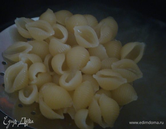 Макароны варим в кипящей подсоленной воде до готовности (al dente)