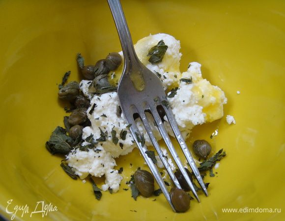 растираем творог с каперсами, свежевысушенной перечной мятой, солью и оливковым маслом