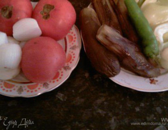 отварить в подсоленной воде баклажаны до готовности и снять с них кожуру, помидоры залить кипятком и тоже очистить, подготовить остальные овощи,помыть,порезать  и т. д.
