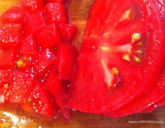 Взять половину помидоров. Сделать надрез крест-накрест, опустить под кипяток на 30-40 секунд. Снять кожицу порубить мелко как перец.