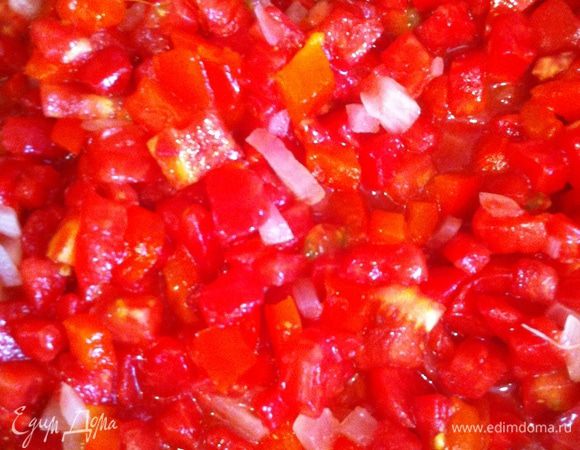 Добавить помидоры с перцем болгарским и тушить около 5-7 минут.