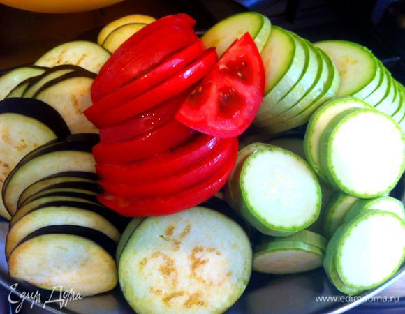 Оставшийся помидоры, цукини (кабачки я брала) и баклажаны нарезать тонкими кружочками.