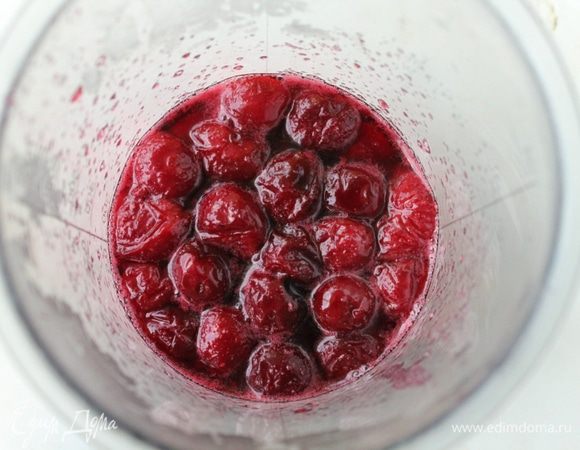И вишен удалить косточки, засыпать сахаром и нагреть на слабом огне до полного растворения сахара. Поместить в чашу блендера.