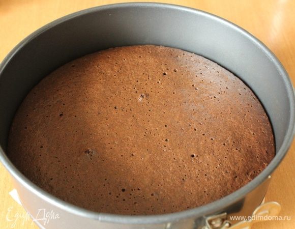 Яйца взбить миксером в течение 5 минут, постепенно добавить обычный и ванильный сахар, взбивать пока масса не увеличиться. Добавить просеянную муку с разрыхлителем и какао-порошком, аккуратно перемешать сверху вниз.  Дно формы выстелить бумагой для выпечки, вылить тесто и выпекать при 180 градусах 20-25 минут. Достать бисквит и дать ему полностью остыть.