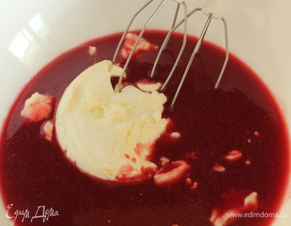 Желатин замочить в 3 ст.л. холодной воды на 5-10 минут. Затем нагреть и дать ему полностью распуститься,  добавить к вишневому пюре и хорошо перемешать. Ввести маскарпоне и взбить.