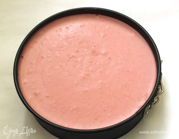 Положить охлажденный бисквит в кольцевую форму, на него выложить мусс, разровнять и убрать в холодильник. Охлаждать не менее 4 часов. 