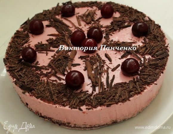 Готовый торт достать из формы и украсить вишнями и шоколадной стружкой.