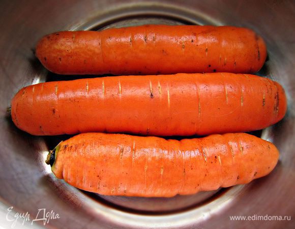 Морковь отварить в кожуре.