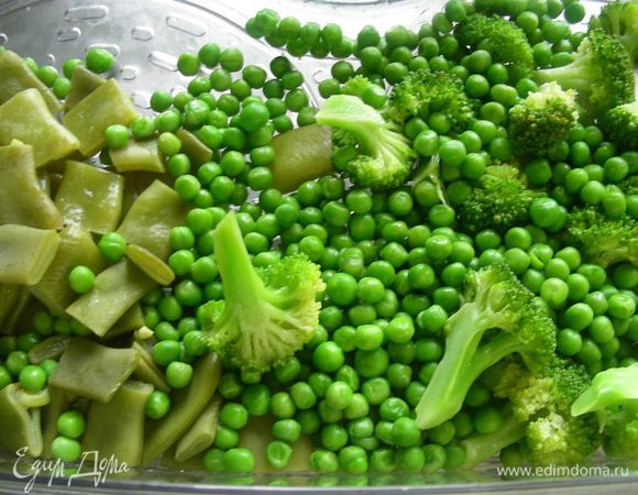 Овощи бланшируем до мягкости в подсоленой воде (сначала можно положить брокколи и фасоль, а горошек в конце). Главное их не переварить, чтобы они остались хрустящими. Можно их опустить в ледяную воду для сохранения цвета. Я овощи готовила в пароварке.
