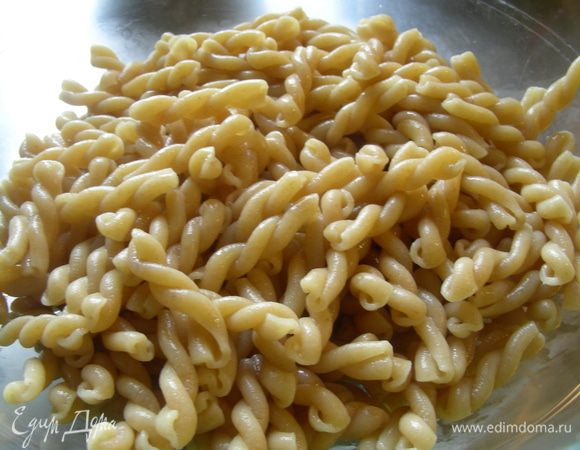 Пасту отвариваем аль денте. Сливаем воду.
