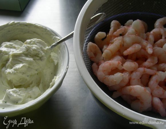Креветки размораживаем, если они были замороженные. Сыр немного перемешиваем до однородности. 