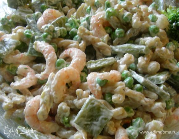 Перекладываем пасту в просторную салатницу. Добавляем мягкий сыр и хорошо перемешиваем. Затем овощи, лимонный сок, цедру и креветки и еще раз все перемешиваем. 