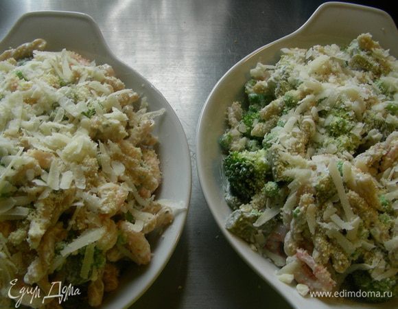 Выкладываем пасту в смазанную маслом форму для запекания, посыпаем хлебными крошками и пармезаном. Запекаем в духовке 180-200 гр до золотистой корочки (можно поставить режим гриль).
