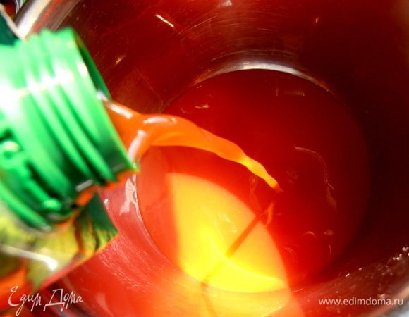 В кастрюлю наливаем томатный сок...