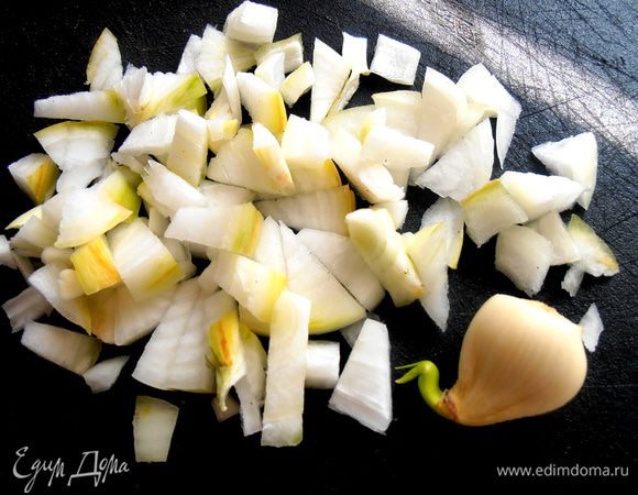 Измельчаем с чесноком...