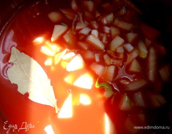 Отправляем в сок вместе с лаврушкой, солью и сахаром и провариваем минут 5-10...