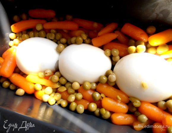 И выкладываем вокруг яиц...