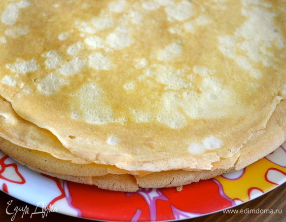 Пока отвариваются овощи, приготовьте блинчики. Можете приготовить их по Вашему любимому рецепту. Я же воспользовалась на этот раз указанным рецептом, удвоив пропорции. (еще добавила половник воды, т.к. изначально тесто показалось густоватым...) Смешать все ингредиенты для блинов. Тесту дать "отдохнуть" 30 минут и после пожарить блинчики. Размер блинчиков должен соответствовать той форме, в которой Вы в последствии будете их запекать. У меня получилось 12 штук. На запеканку ушло 7 блинов. )))  