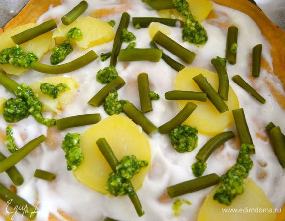 Затем ложкой кладем немного песто. 