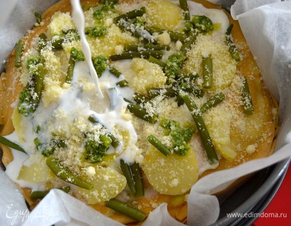 Накрываем новым блином и повторяем, чередуя, все слои до окончания ингредиентов! СОВЕТ: через каждые два слоя я добавляла сверху совсем немного молока, буквально 2-3 ст.л.  