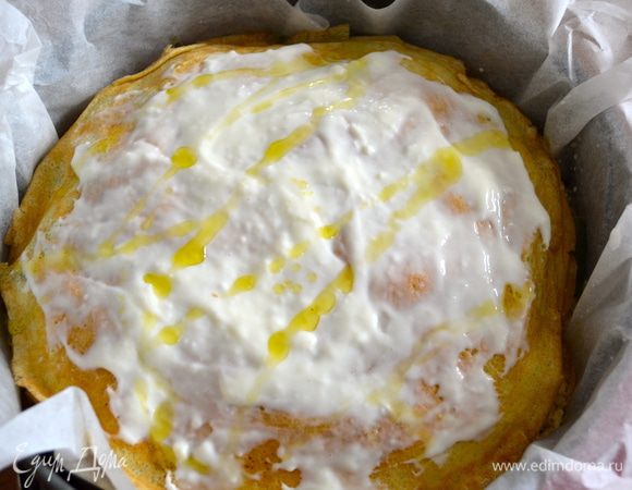 Последний верхний блин смазать остатками соуса бешамель. Слегка сбрызнуть оливковым маслом и накрыть фольгой. 